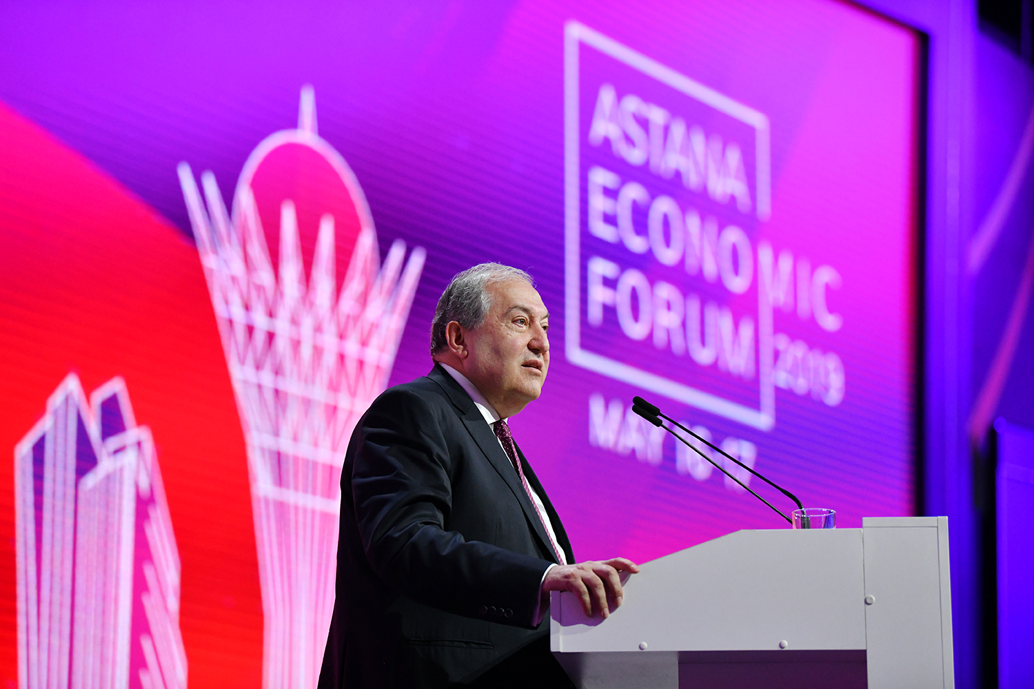 Армения - часть 21-го века: президент выступил на экономическом форуме