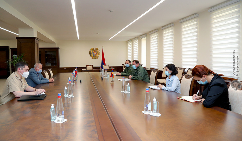 Министр обороны Армении и посол России обсудили ситуацию на границе с Азербайджаном