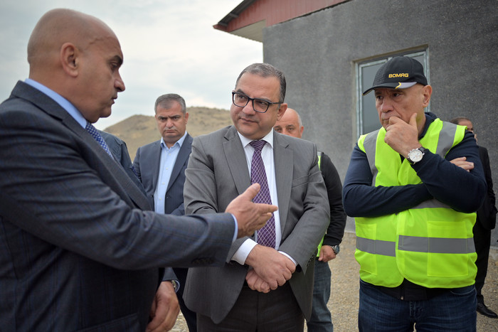 Вице-премьер Тигран Хачатрян ознакомился с ходом работ по строительству водохранилища Веди