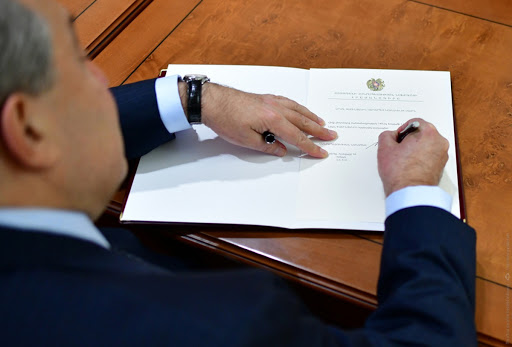 Արմեն Սարգսյանը հրամանագիր է ստորագրել՝ դիվանագիտական աստիճաններ շնորհելու վերաբերյալ