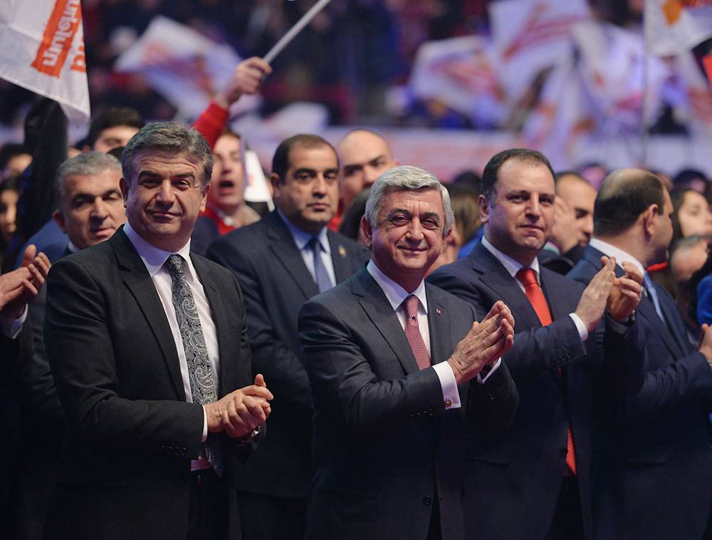 Մամուլ. Վարչապետը ձեռնոց է նետում Սերժ եւ Վիգեն Սարգսյանների «ազգ-բանակ» քաղաքական ծրագրին