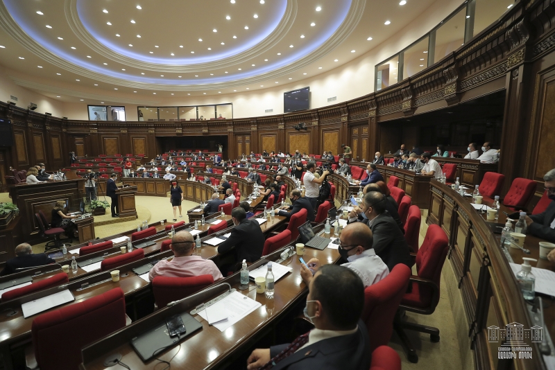 Парламент Армении проводит внеочередное заседание 