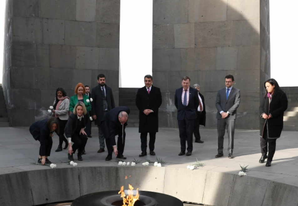 Парламентская делегация Великобритании посетила мемориальный комплекс в Цицернакаберде