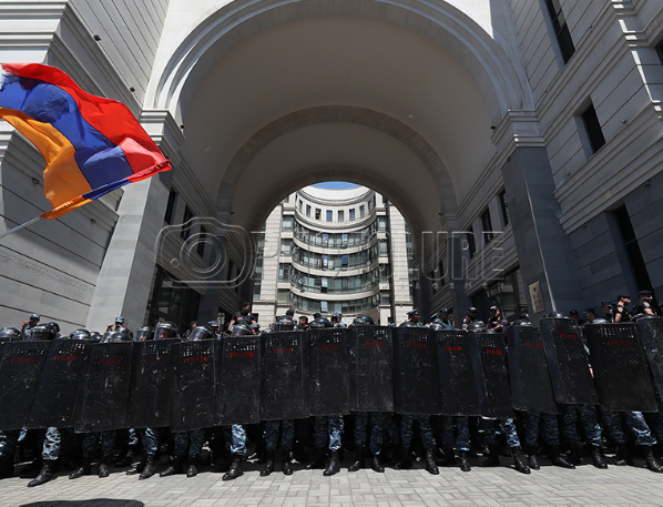 В Ереване продолжаются акции протеста: спецназ оцепил здание правительства (ФОТОРЕПОРТАЖ)