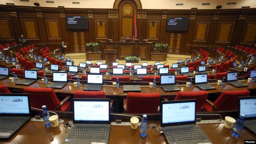 Парламент созовет внеочередное заседание