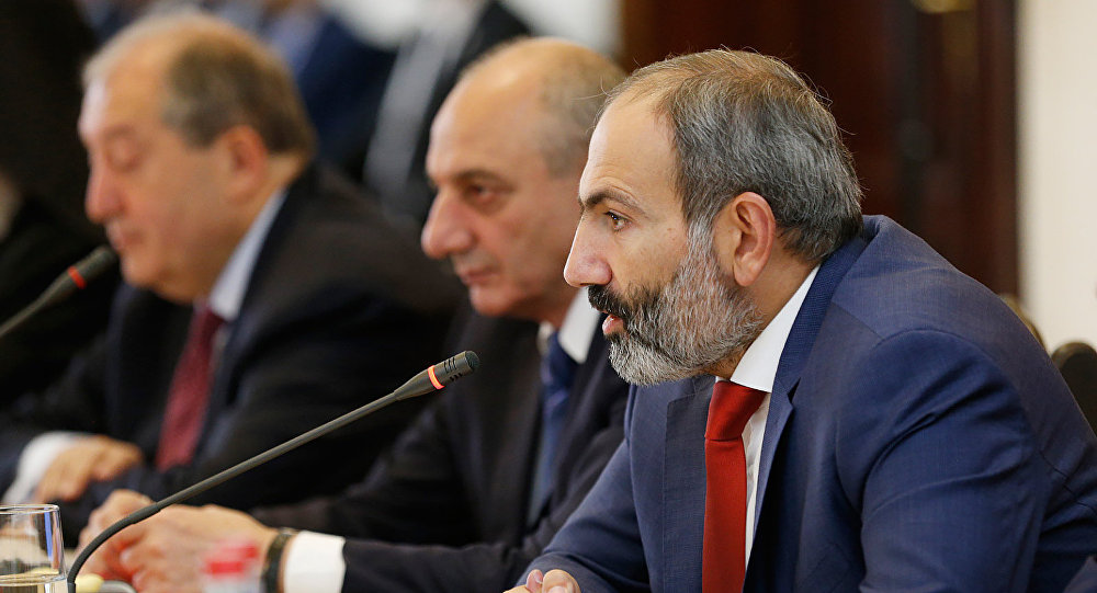 Лидер Армении не из Карабаха и должен быть очень осторожным в вопросе конфликта - Хогланд 