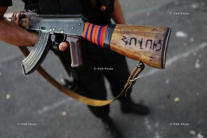 Перестрелка между полицией и вооруженной группой в Ереване: есть тяжело раненные