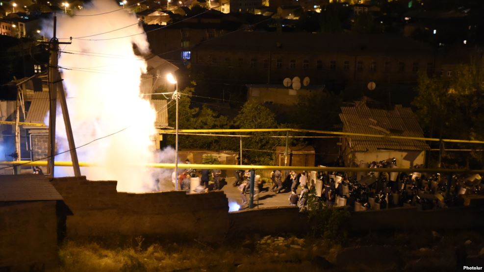 Взрывы и избиения: В Ереване произошло столкновение между полицией и демонстрантами