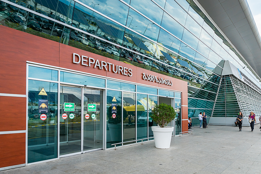 В июле аэропорты Грузии обслужили на 45 тысяч пассажиров меньше, чем год назад