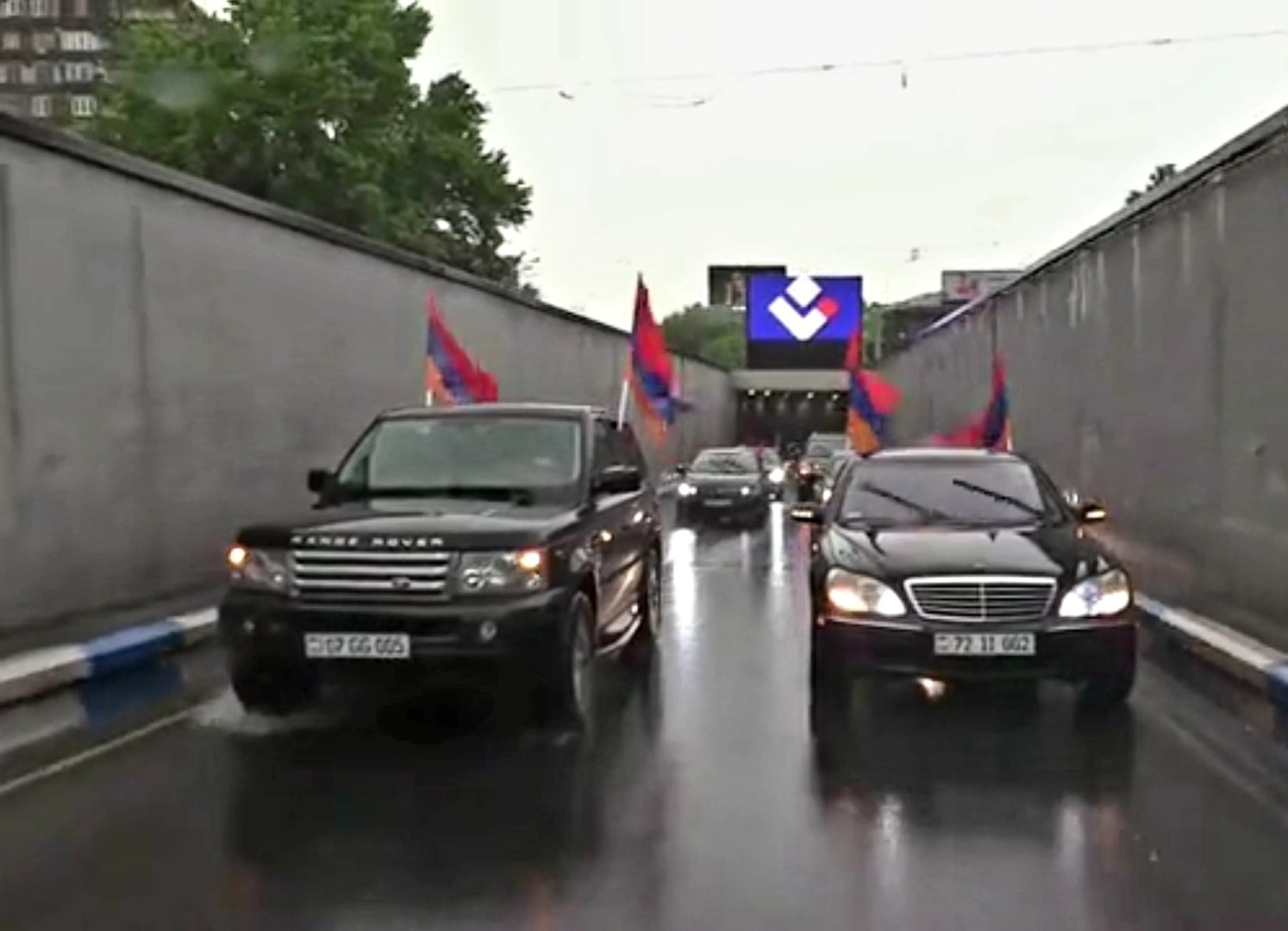 Ереван встал в пробках: начались автопробеги с требованием отставки Пашиняна