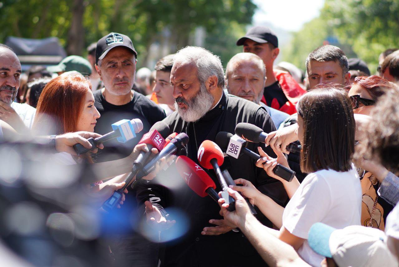 Чьим интересам служит ЗПЧ Армении: акция протеста у офиса Омбудсмена  