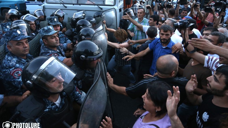 Опрос: июльские беспорядки в Ереване были следствием слабости власти и коррупции