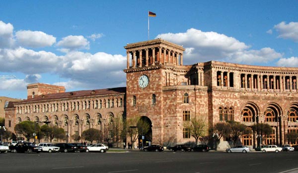 Президент Армении принял отставку правительства 