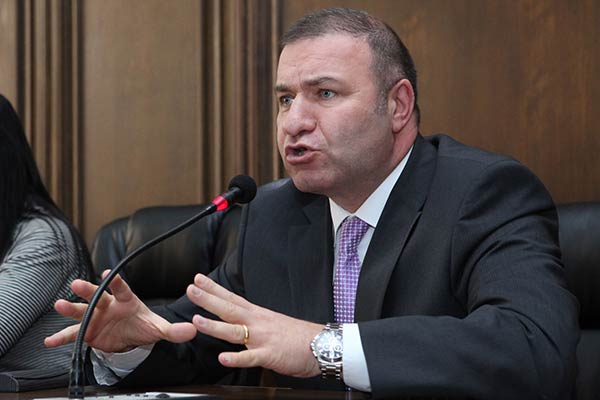 Армянский депутат: новый премьер должен обладать правом вето на решения президента  