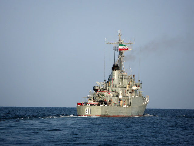 ВМС Ирана обстреляли и задержали американское грузовое судно 