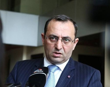 Министр экономики Армении не хочет уходить, но знает, что снимут 