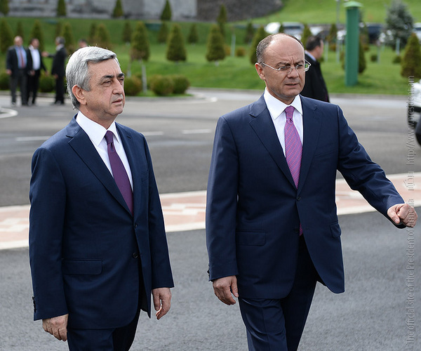 Обзор прессы: В Армении решают, кого назначить министром обороны и генсеком ОДКБ 