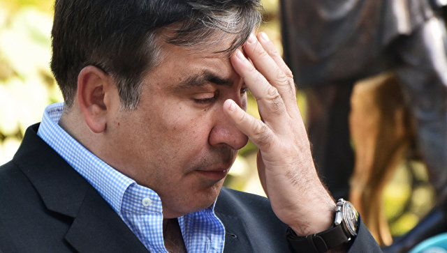 В Тбилиси к посольству США принесли гроб с чучелом Саакашвили