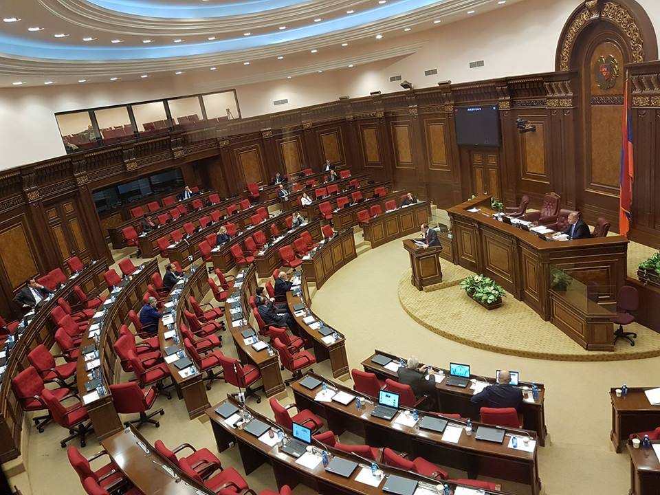 Депутатов, отсутствующих на заседаниях парламента, не лишат зарплаты