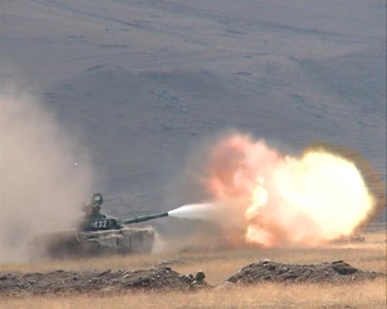 Азербайджан проводит танковые учения на линии фронта