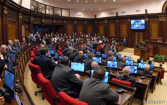 В парламенте Армении развернулись бурные дебаты вокруг создания фонда помощи армии