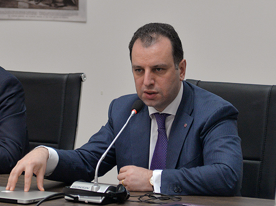 Обзор СМИ: Министр обороны Армении начал кадровые чистки