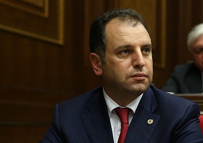 Министр обороны Армении едет в Москву