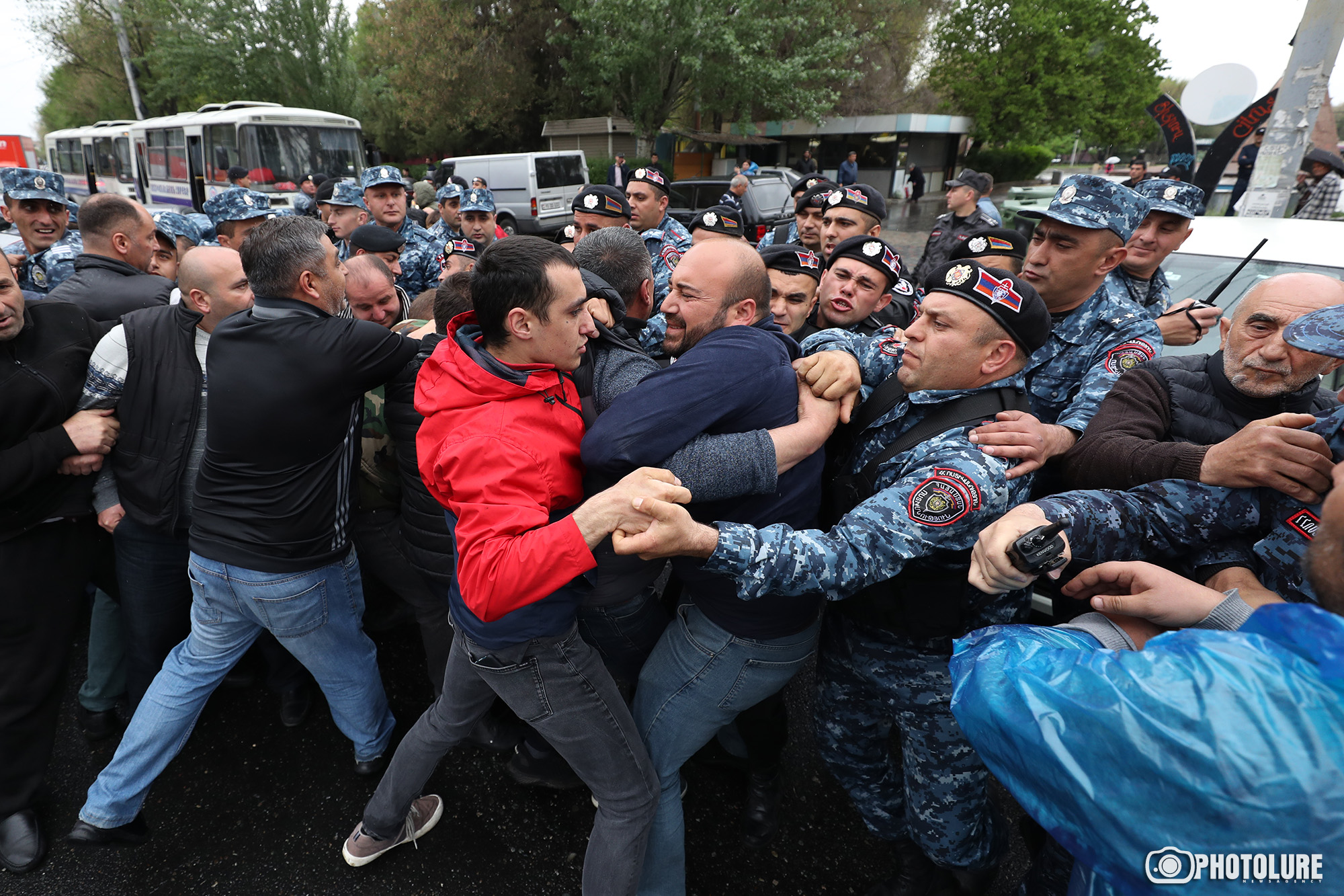 Парализованный и протестный Ереван (ФОТОРЕПОРТАЖ)