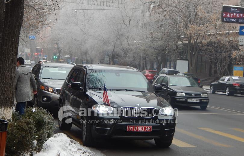 Автомобиль посла США в Ереване паркуется где попало 