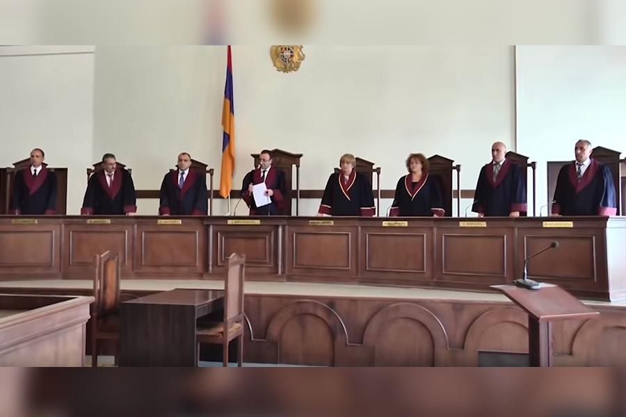 Власти Армении желают досрочно отправить на пенсию судей Конституционного суда