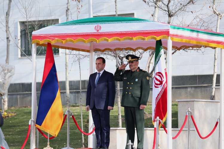 Министры обороны Армении и Ирана обсудили сотрудничество в сфере военной промышленности