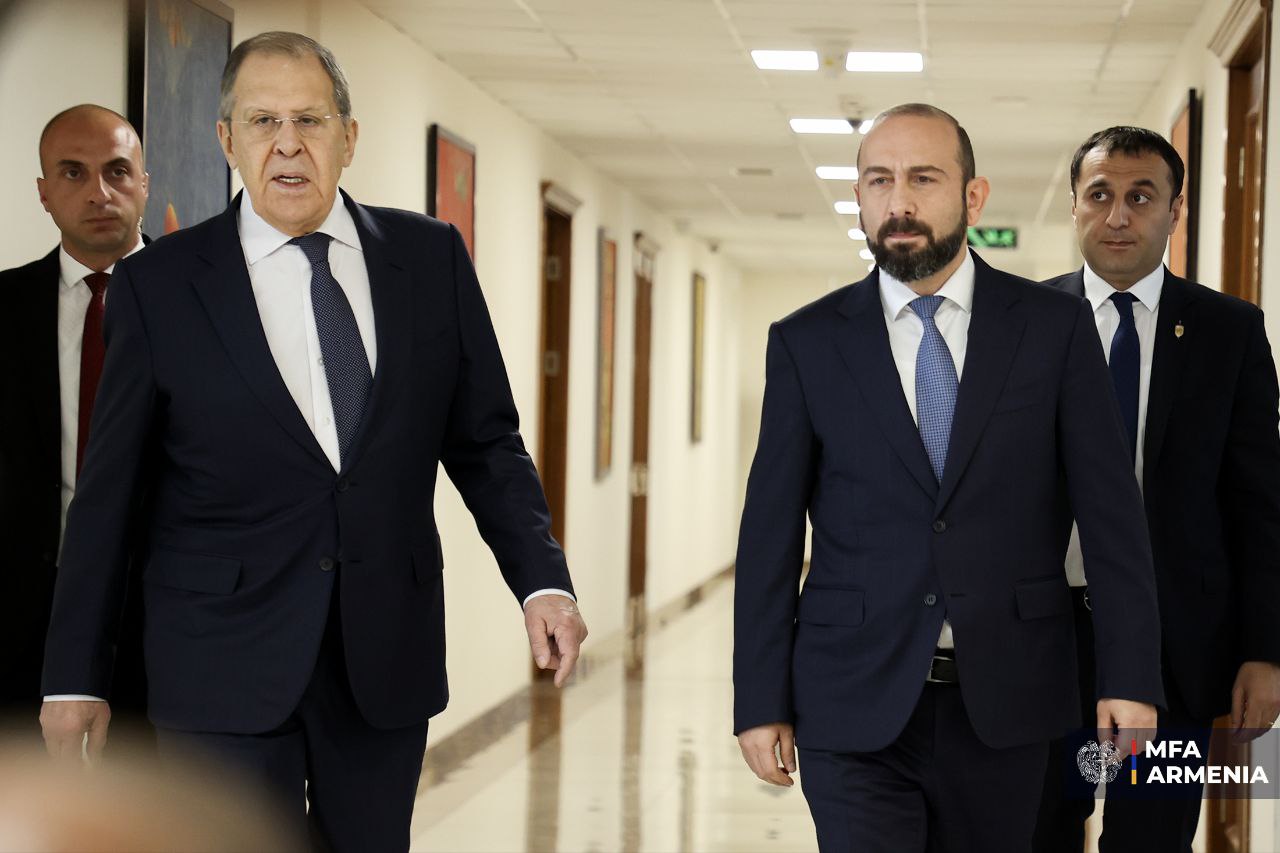 Встреча Мирзояна и Лаврова проходит в расширенном формате