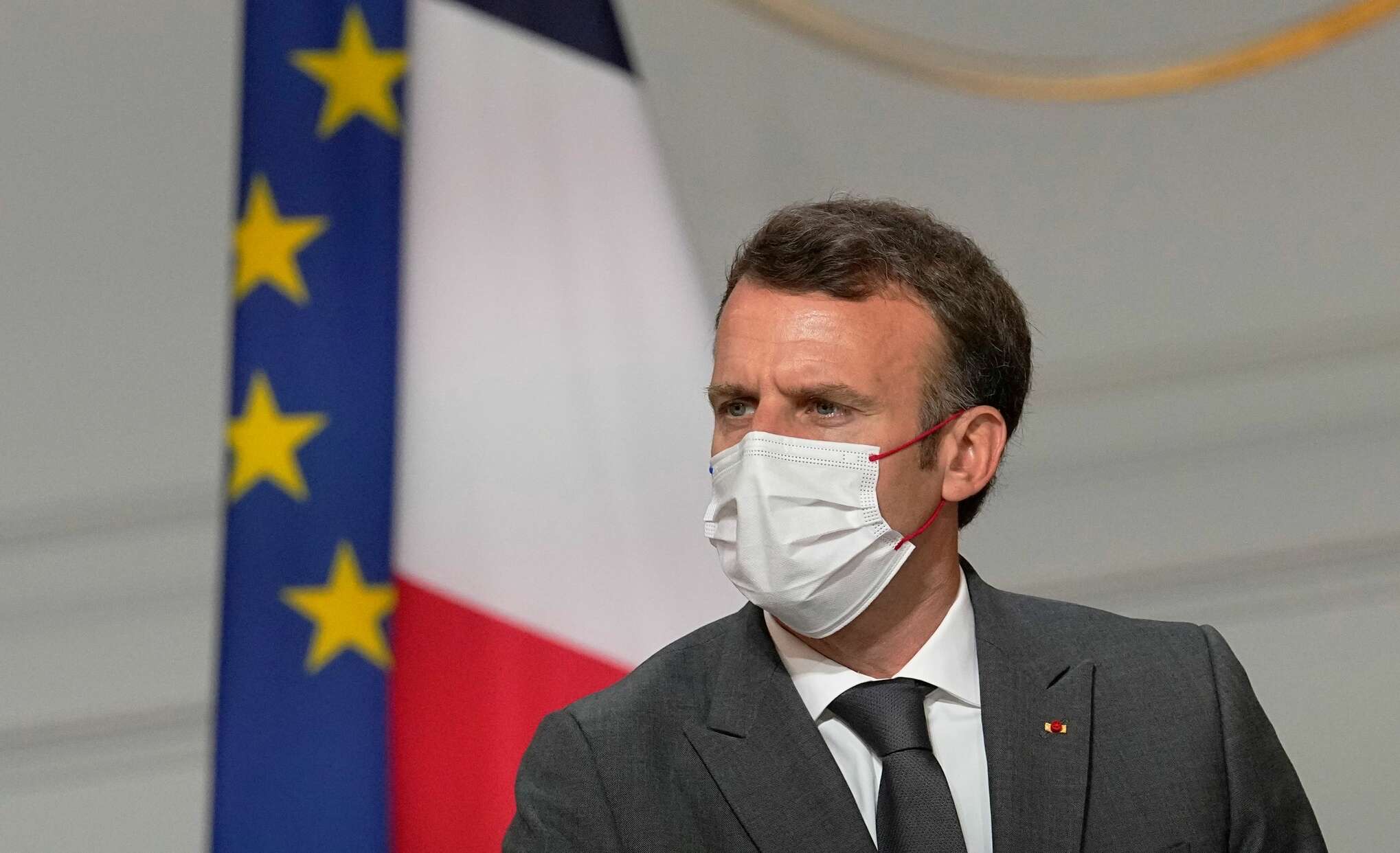 Президент Франции не исключает обязательной вакцинации всех граждан 
