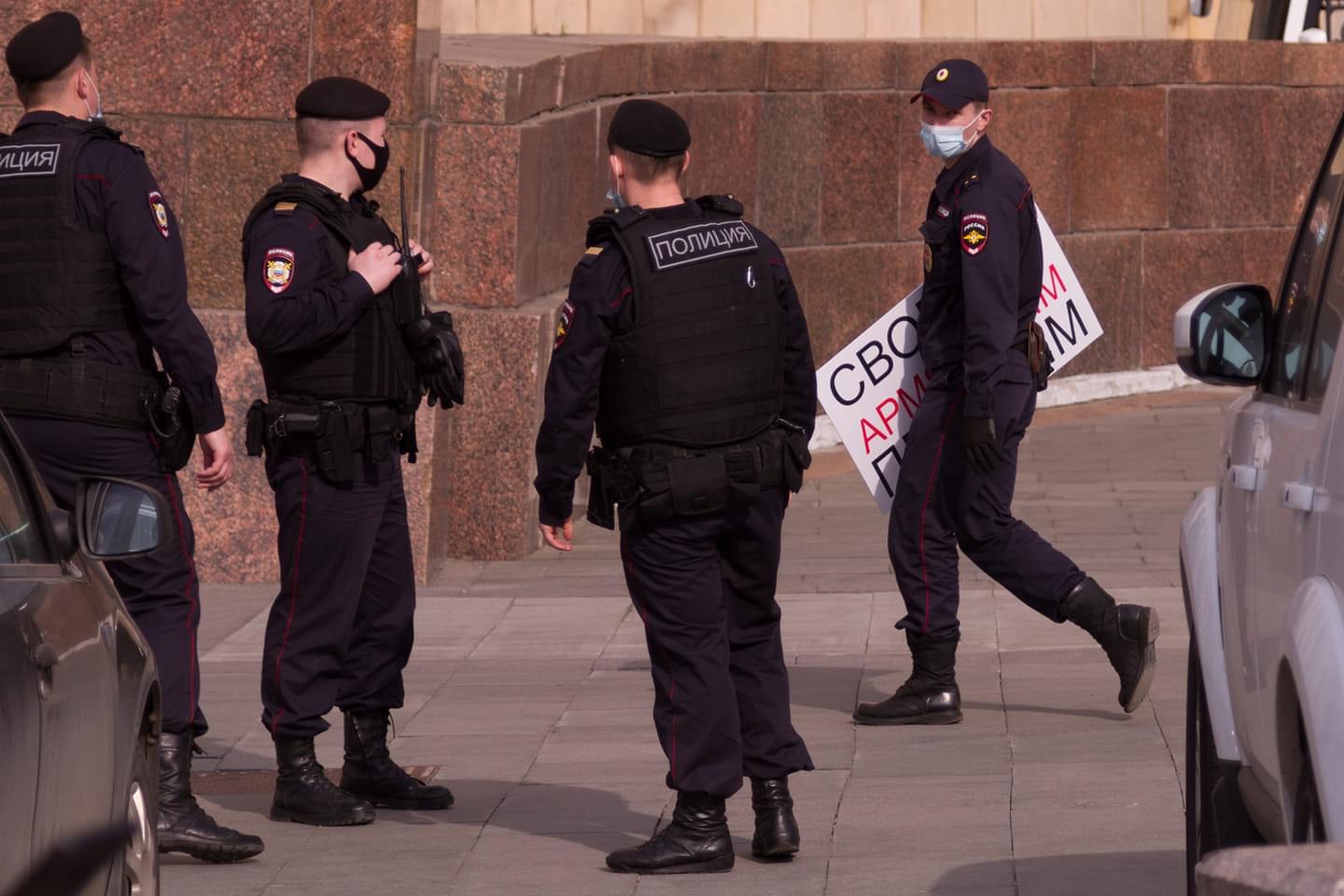 У здания МИД РФ арестовали 6 участников акции с требованием освободить армянских пленных 