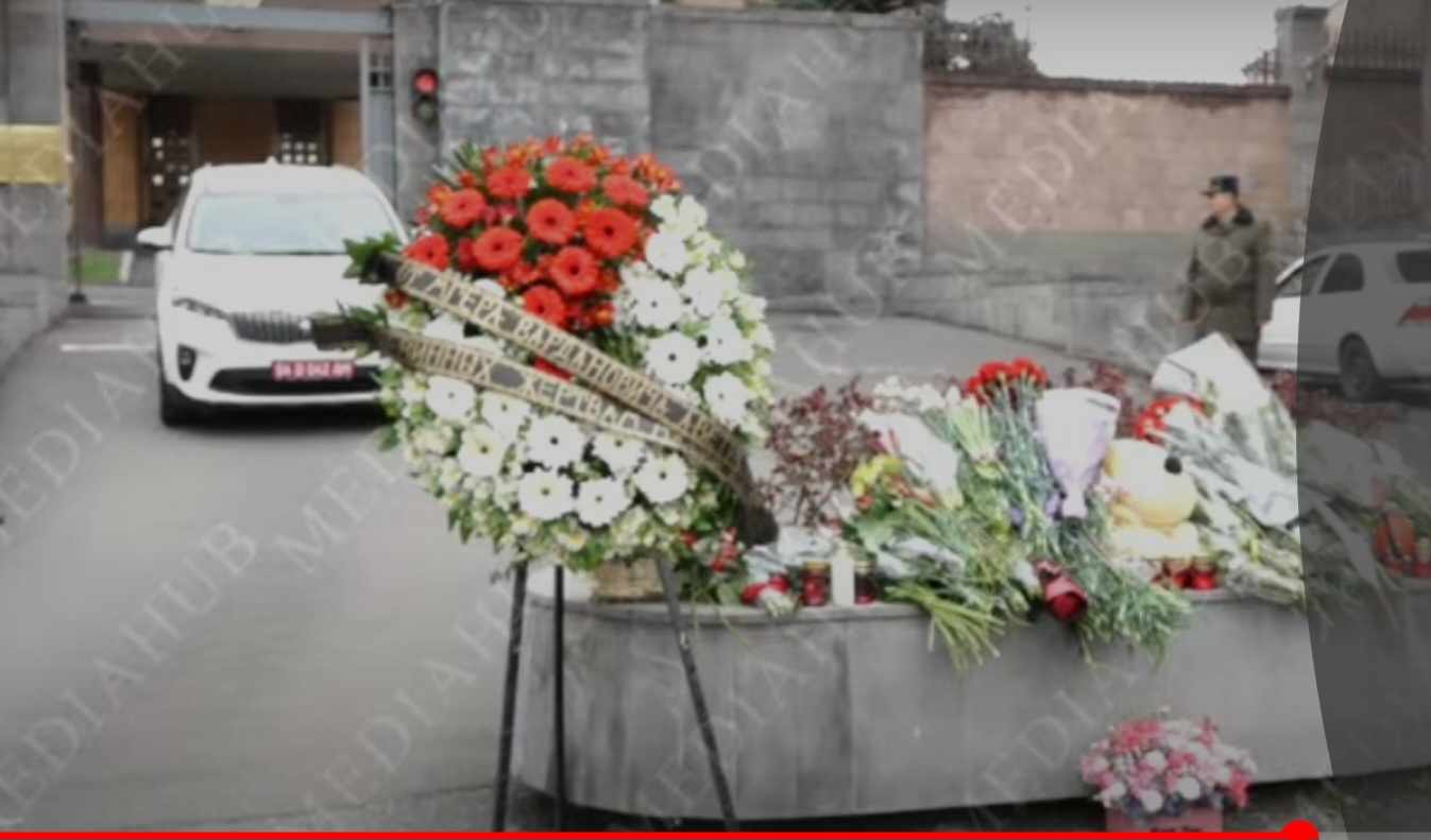 Люди несут цветы к зданию посольства России в Ереване