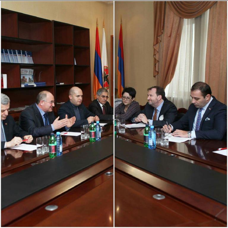 Посол США посетил центральный офис правящей партии Армении