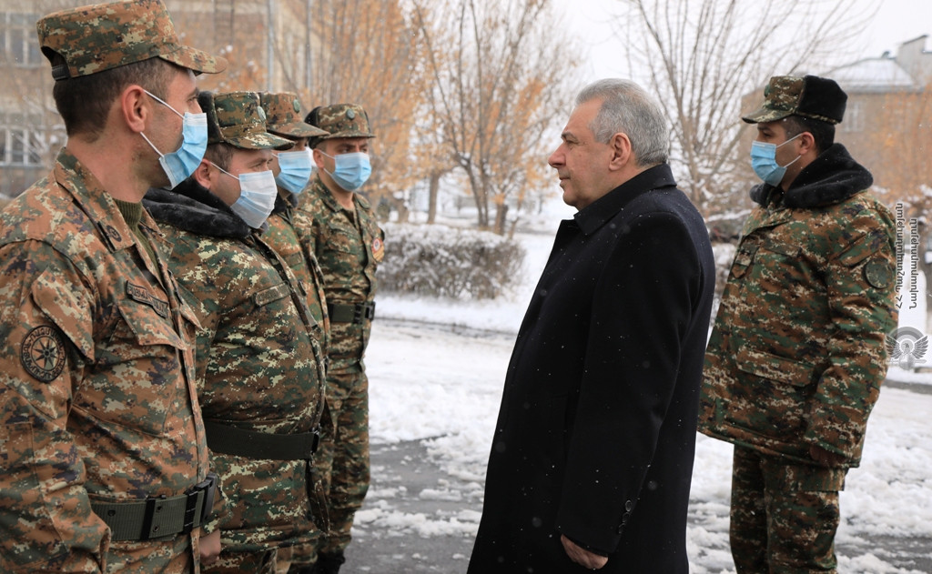 Министр обороны Армении побывал в одной из воинских частей ВС