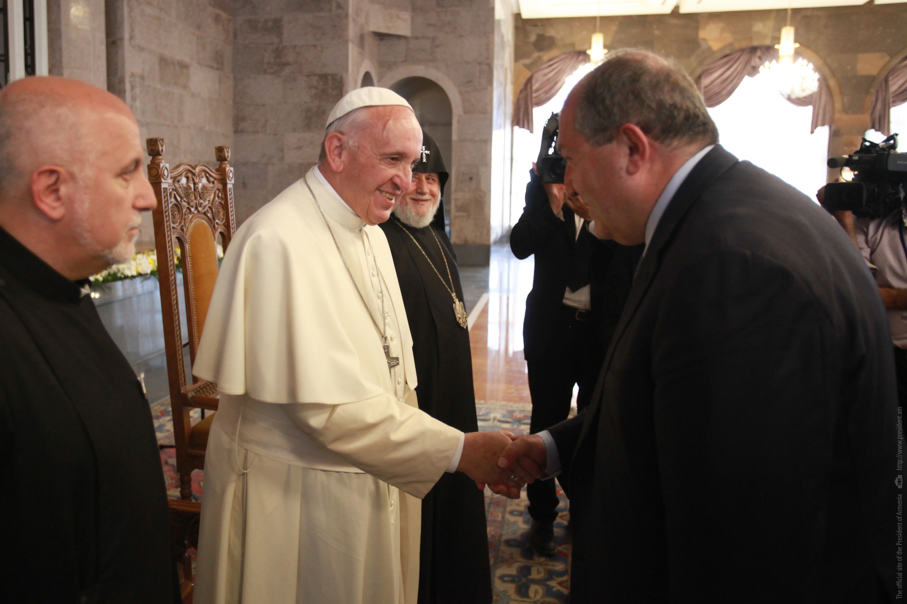 Благодарны за Ваши молитвы: Армен Саркисян направил поздравительное послание Папе Римскому