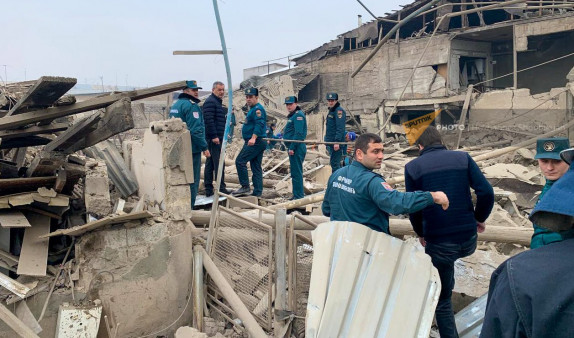 Взрыв в Ереване: Спасателям удалось извлечь из-под завалов одного из пострадавших