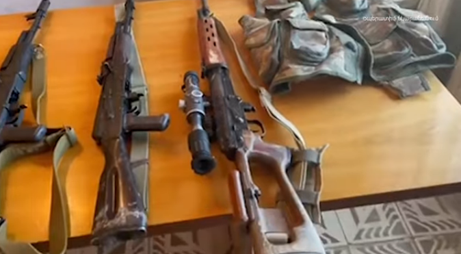 Автоматы, снайперская винтовка и патроны: шестеро военных сдали в СНБ гору оружия (ВИДЕО)