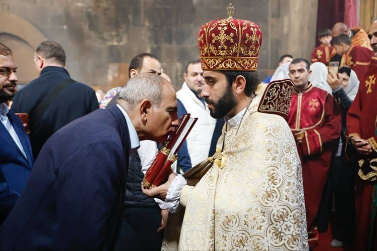 Зачем Пашиняну литургии?