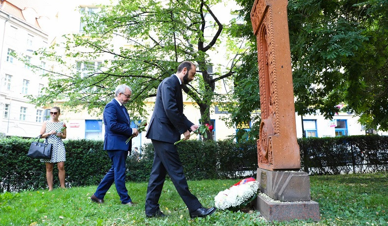 Арарат Мирзоян в Праге возложил венок к хачкару, посвященному армяно-чешской дружбе
