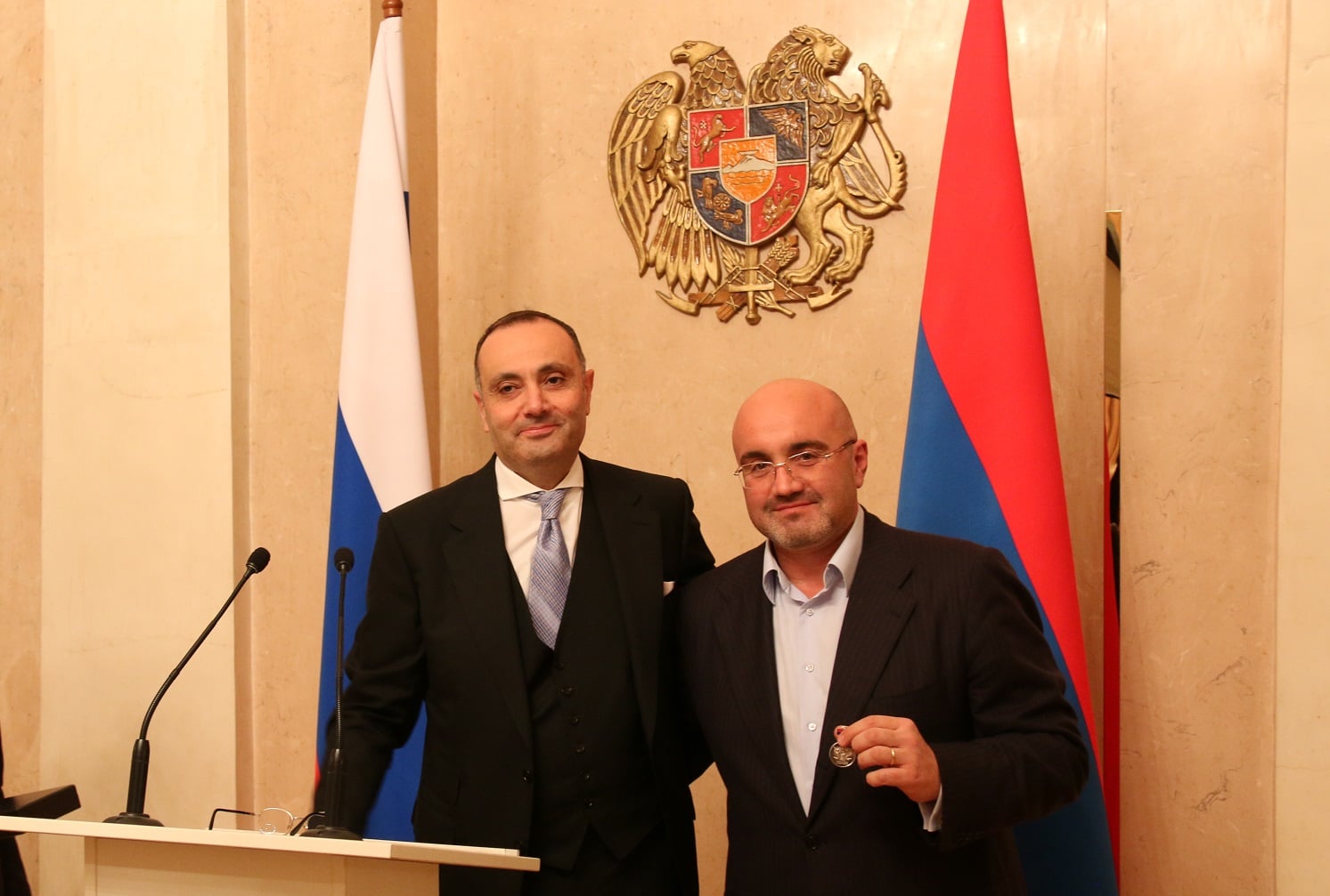 Вардан Тоганян вручил памятные Лазаревские медали российским и армянским врачам