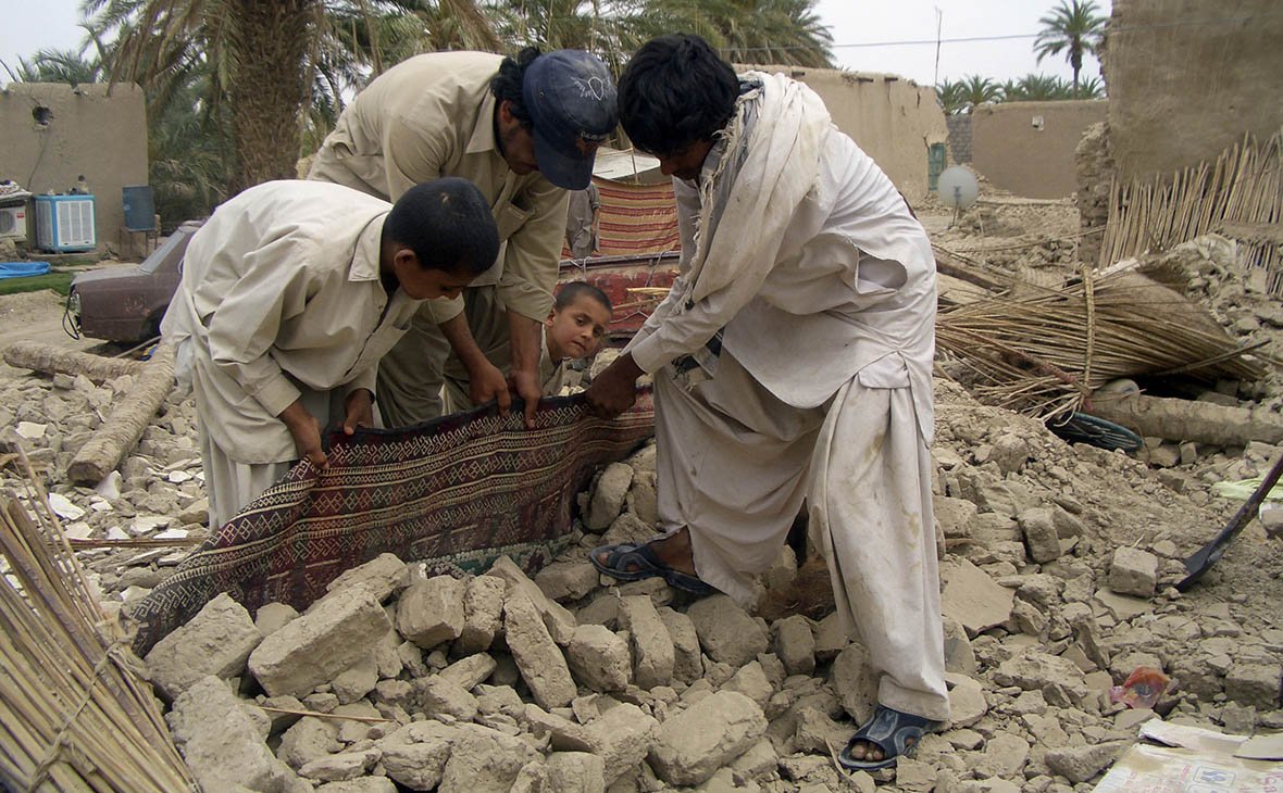 Число жертв землетрясения в Иране возросло до 200 человек
