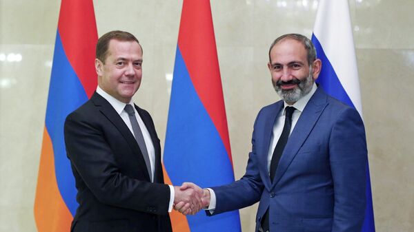 Медведев намекнул, что Пашиняна ждут проблемы из-за его антироссийских шагов