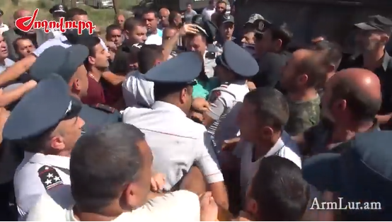 Между виноградарями и полицией в Араратской области произошла потасовка (ВИДЕО)