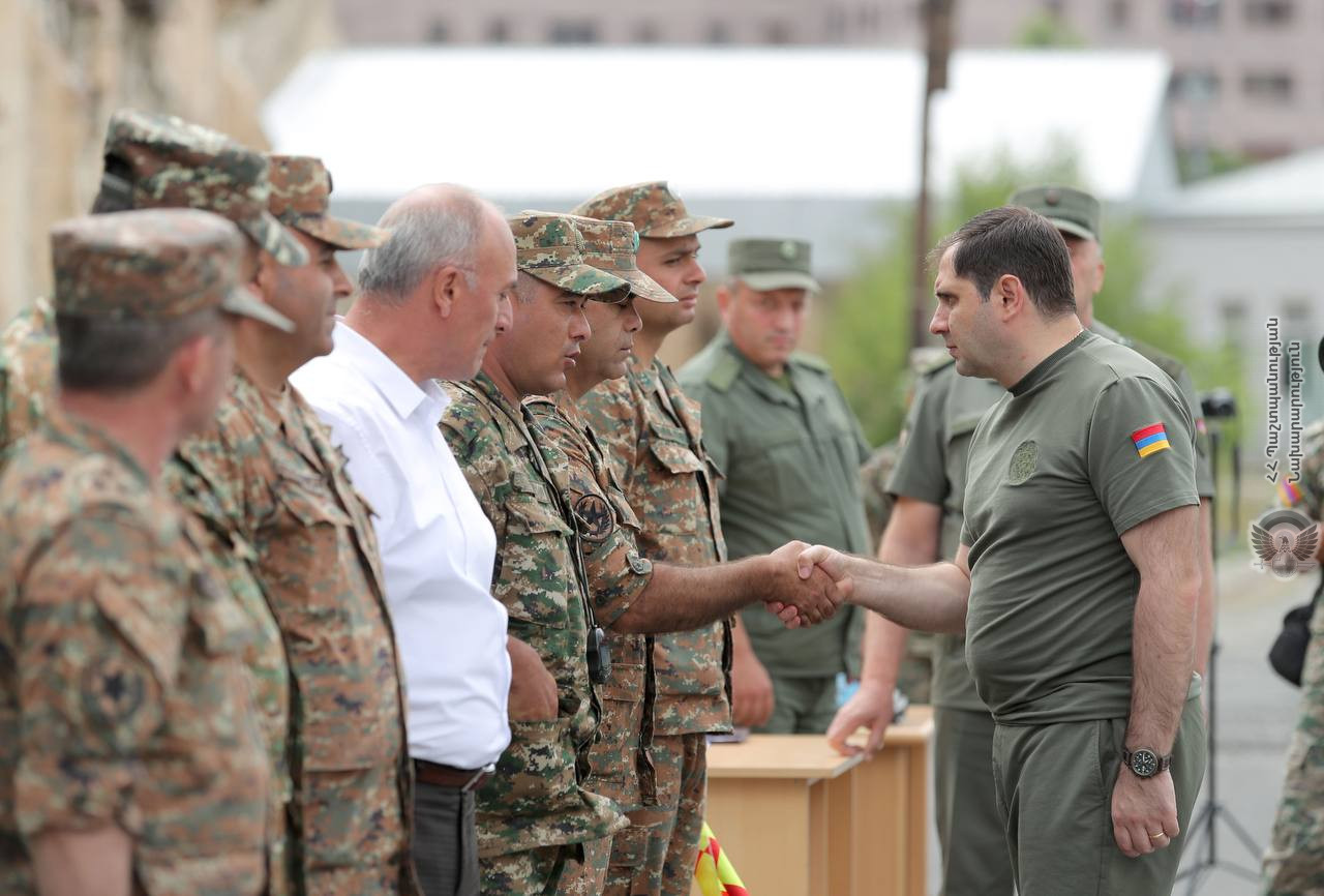 Сурен Папикян проследил за аттестационными экзаменами военнослужащих