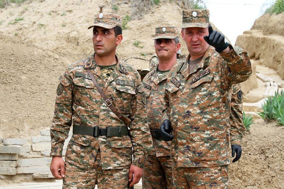 Министр обороны Арцаха посетил боевые позиции одной из воинских частей