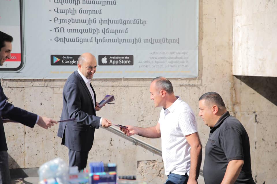 Эдмон Марукян раздает буклеты на улицах Еревана