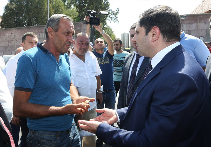 Вице-премьер Армении Сурен Папикян в Армавире ознакомился с процессом закупки винограда